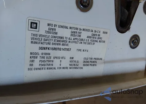 1996 Chevrolet Suburban K1500 z USA, uszkodzony, nr VIN 3GNFK16R9TG147957